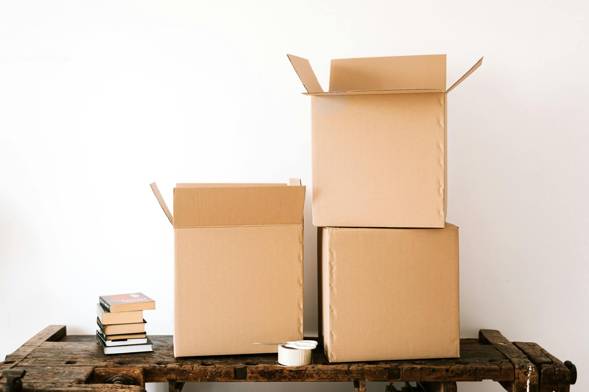 Pile de cartons de déménagement empilés dans un appartement vide
