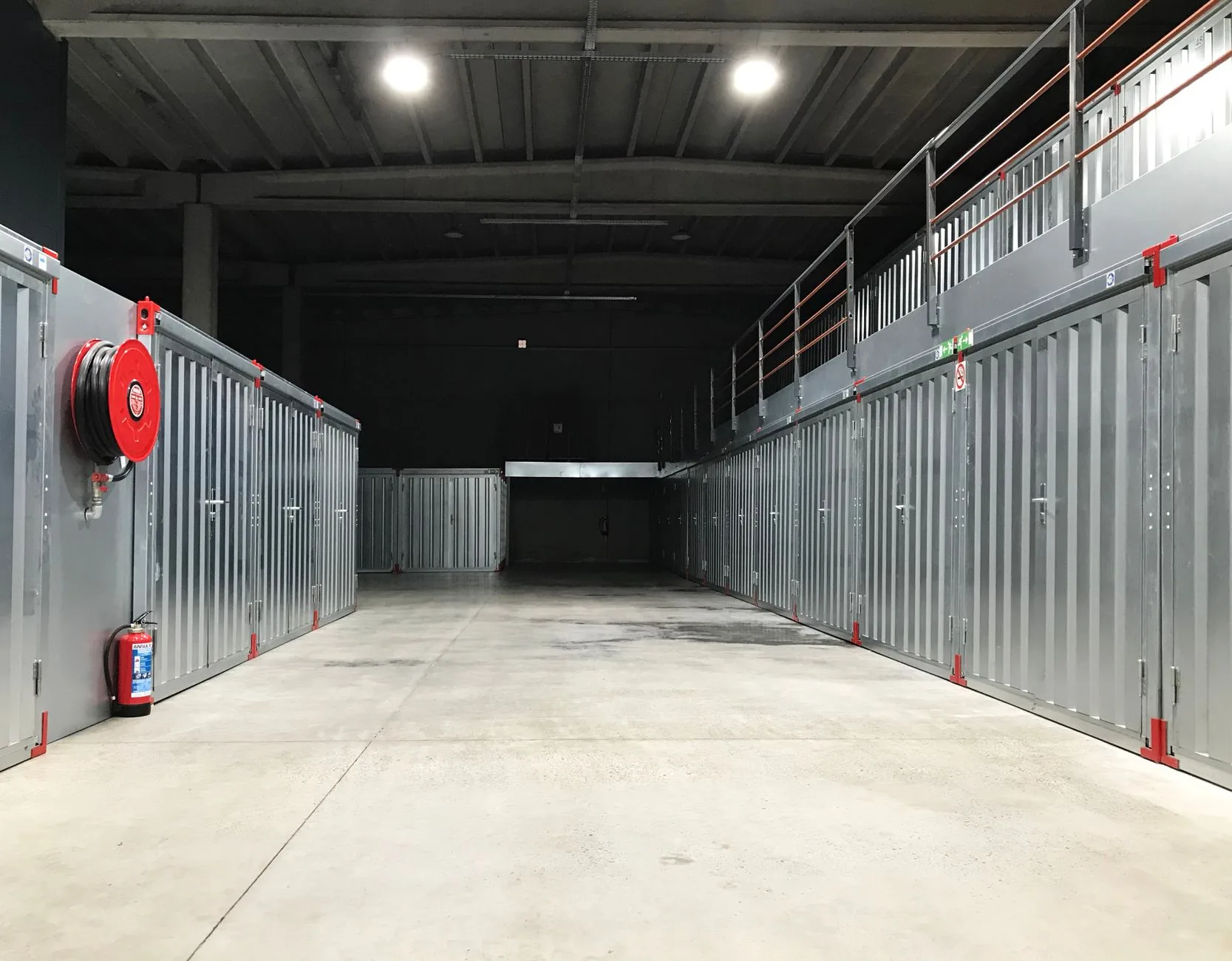 Couloir de boxes sécurisés dans un garde-meuble moderne avec portes roulantes métalliques