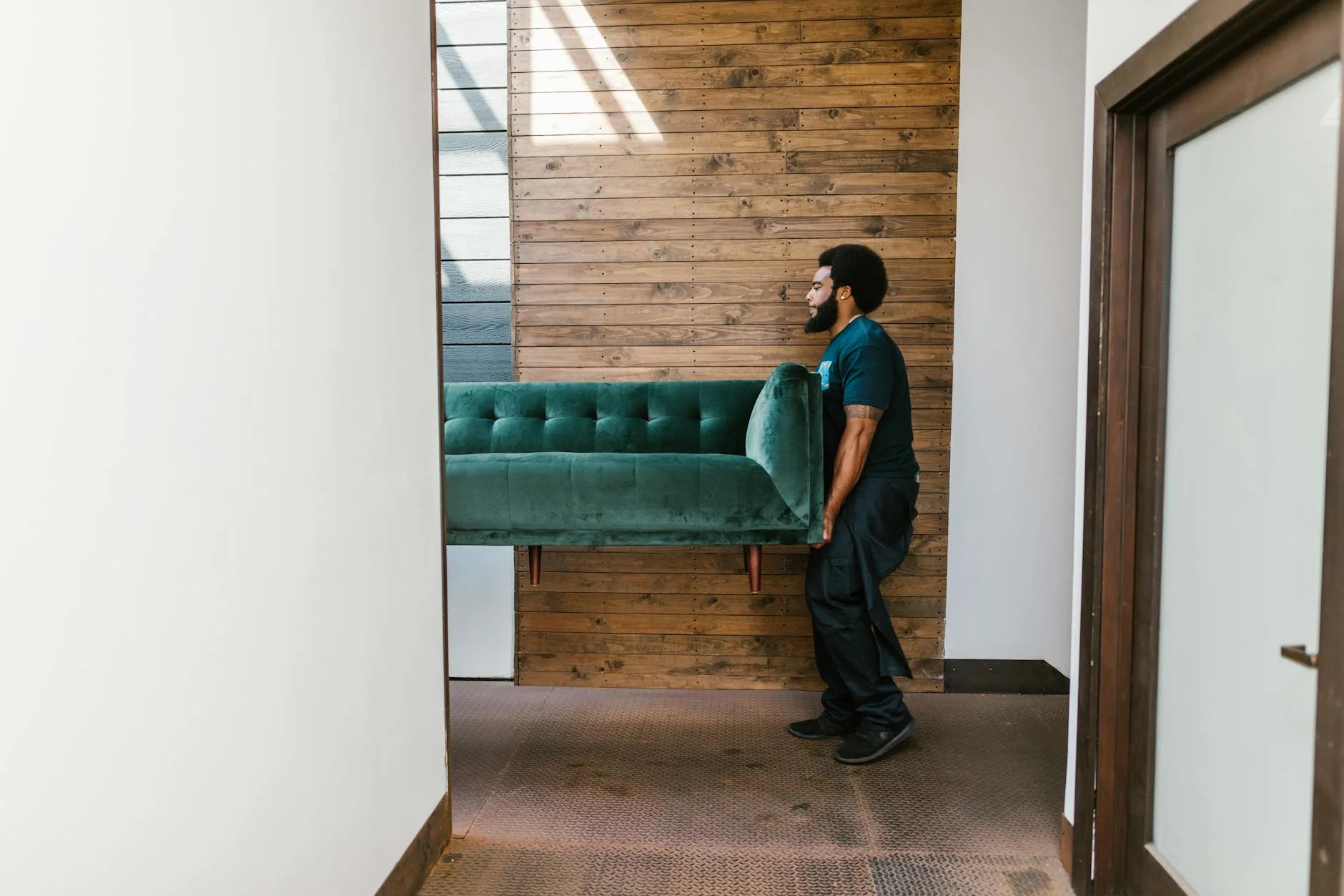 Déménageurs professionnels qui transfèrent du mobilier de bureau lors d'un déménagement d'entreprise